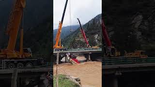 The process of lifting the truck that fell into the river [upl. by Dare]