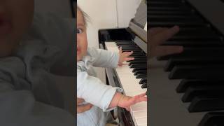 下课后5个月宝宝自己练琴了❤️❤️❤️ 5monthold baby practices piano by himself [upl. by Gladine]