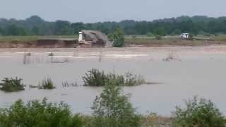 Hochwasser 2013  Durchbruch der Straße [upl. by Cohen]