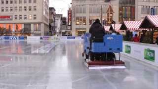 Eisbearbeitungsmaschine im EinsatzEispflege der Eisbahnen [upl. by Arika]