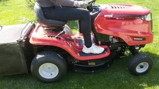 Trattorino rasaerba MTD SMART RC 125 funzionamento su prato [upl. by Ahsinor]