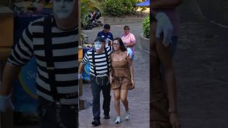 O mímico Tom aproveitou a distração do marido dela 😂🤣 tomthemime seaworldmime seaworldorlando [upl. by Aekal]