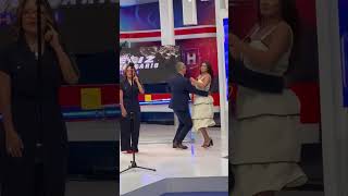 Alex Cáceres aprovechando el Mariachi sacó a bailar a Ariela Cáceres [upl. by Suirtemid]