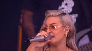 Anne Marie LİVE PERFORMANCE konser işte bu Ciao Adios and Alarm at V Festival 2017 [upl. by Wilkey]