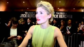 På röda mattan med Rosamund Pike  Jack Reacher [upl. by Ocsic196]