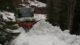 Unimogdéneigement de la route des Nants [upl. by Asetal]