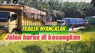 TRUCK TRAILER SUSAH MENANJAK [upl. by Estey]