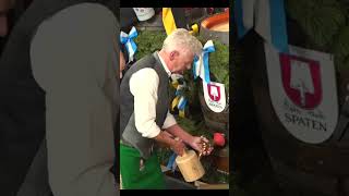 OB Dieter Reiter zapft erstes Fass an auf dem Oktoberfest wiesn ozapftis oktoberfest [upl. by Etteb269]