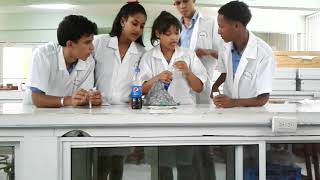 Experimento de Volcán con refresco y Alka Seltzer colorante Liceo juan de Jesús reyes [upl. by Ardnayek]