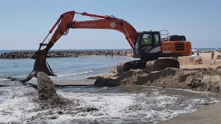 Comença l’aportació de sorra per recuperar la Platja Llarga de Cubelles [upl. by Lozar]