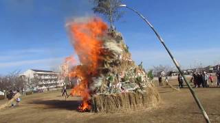 取手市桜が丘自治会どんど焼きでファイヤー [upl. by Gorlicki]