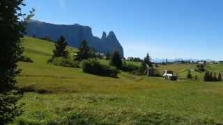 Wandern Südtirol Seiser Alm Panoramaweg zur Edelweißhütte und Ritsch Schweige Edelweißhütte [upl. by Nehemiah180]