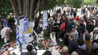 Grèce hommage à un retraité qui sest suicidé à Athènes [upl. by Evetta]