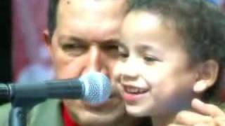 Niña canta quotel luneritoquot con el Presidente Hugo Chavez en el Poliedro de Caracas [upl. by Atnauqahs]