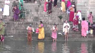 INDIA Varanasi Ganges rituelen vóór zonsopkomst [upl. by Yruj]