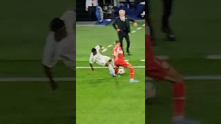 VINICIUS JR RECIBE UNA FALTA Y ANCELOTTI REACCIONA DESDE EL BANQUILLO football shorts [upl. by Warp]