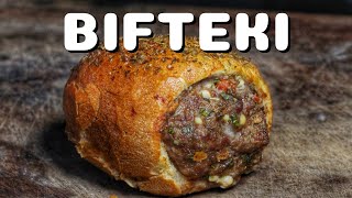 BIFTEKI BRÖTCHEN vom GRILL  GRIECHISCHER SNACK mit FETA  KNUSPRIG und LECKER  BBQVideo  0815BBQ [upl. by Nosydam]