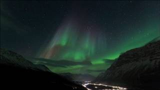 Aurores boréales multicolores dans le ciel norvégien [upl. by Nelda]