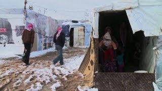 Les réfugiés syriens au Liban frappés par la pluie et la neige [upl. by Ruthi194]