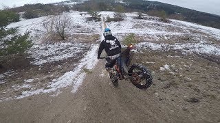 Husqvarna Te300i und KTM 300tpi  Erstes mal Enduro Hillclimbs auf Schnee  Mega spaßig [upl. by Ennoitna]