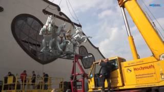 Quadriga mit Bavaria im Anflug auf den Marstall Lieferung aufs Oktoberfest 2014 [upl. by Oakman794]