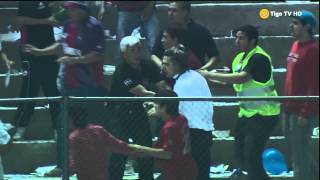 Carlos quotAquilesquot Báez pegando en cancha de Nacional Nacional vs Cerro Porteño 28062013 [upl. by Aleirbag]