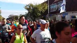 Af Daar gaan de deelnemers van de Kustmarathon 2016 [upl. by Ahsenor]