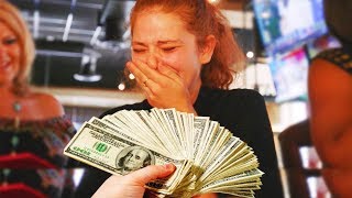 Un homme donne 1000€ à une serveuse elle se met à pleurer •• [upl. by Yazbak726]