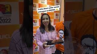 Débora Niklaus recebeu o troféu BestSeller durante a Bienal do Livro de SP 2022 [upl. by Iveksarap]