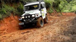 Toyota Bandeirante descendo trilha em Gonçalves Mg com muita lama Por Mantiqueira 4x4 HD [upl. by Akived948]