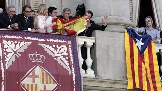 Guerra de banderas en el balcón del Ayuntamiento de Barcelona [upl. by Grissel177]