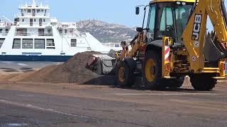 La Maddalena Porto Rischiato grave inquinamento per una perdita da unautocisterna 09 08 24 [upl. by Lavery]