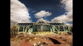 Earthship Phoenix  Une maison autonome de luxe faite en déchets VISITE [upl. by Kapeed]