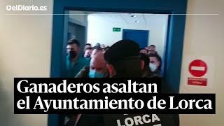 Ganaderos de Lorca asaltan el Ayuntamiento y obligan a suspender un pleno sobre macrogranjas [upl. by Yzmar]