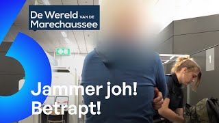 BOLLETJESSLIKKER BETRAPT op Schiphol 😱  De Wereld van de Marechaussee AFL3 [upl. by Trebloc]