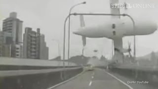 Taiwan Autofahrer filmt Flugzeugabsturz  DER SPIEGEL [upl. by Tlok]