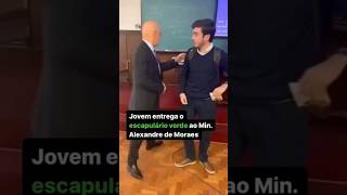 VEJAM CATÓLICOS JOVEM ENTREGA ESCAPULÁRIO VERDE AO MINISTRO ALEXANDRE DE MORAIS [upl. by Noli]