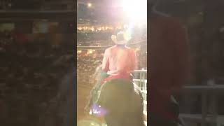 Música y cariño del público pone Sentimental ver al ReyDelJaripeo entrar a un show en California [upl. by Judsen]