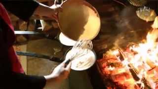 Les omelettes La Mère Poulard cuite au feu de bois  manger Mont Saint Michel [upl. by Marius]