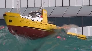 RC Offshore Tug in BIG WAVES  HAPPY HUNTER  Piratenmeer Büsum [upl. by Nomzed]