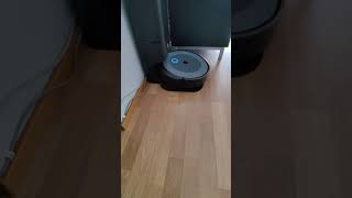 Roomba i3 emptying its own dustbin  darn loud [upl. by Caylor]