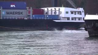 Gütermotorschiff auf dem Rhein festgefahren [upl. by Laekcim637]