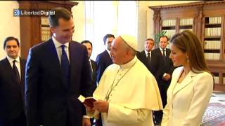 Felipe VI bromea con el Papa Francisco quotLos monaguillos primeroquot [upl. by Errol]