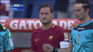 Totti entra in campo per lutima volta  RomaGenoa 201617 [upl. by Noreht]