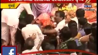 Zee24Taas lalbaug raja mandal misbehave with devotee [upl. by Notffilc220]