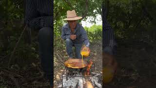 ¡Cómo preparar huevos con chorizo en el campo campo chorizo huevo [upl. by Nosnej653]