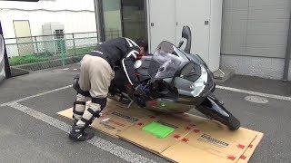 275キロの大型バイクは、一人で起こせるのか？簡単な引き起こしのポイントは？BMWK1300S バイク 引き起こし [upl. by Ayel]