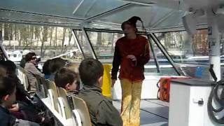 Les lutins de le Bateau Mouche elfs from the tour boat on the Seine [upl. by Adeys]