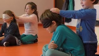 Maternelle quotLa famille oursquot massage [upl. by Eninej]