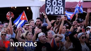 Manifestantes en Miami protestan contra el régimen cubano en apoyo a las marchas en la isla [upl. by Eloci]